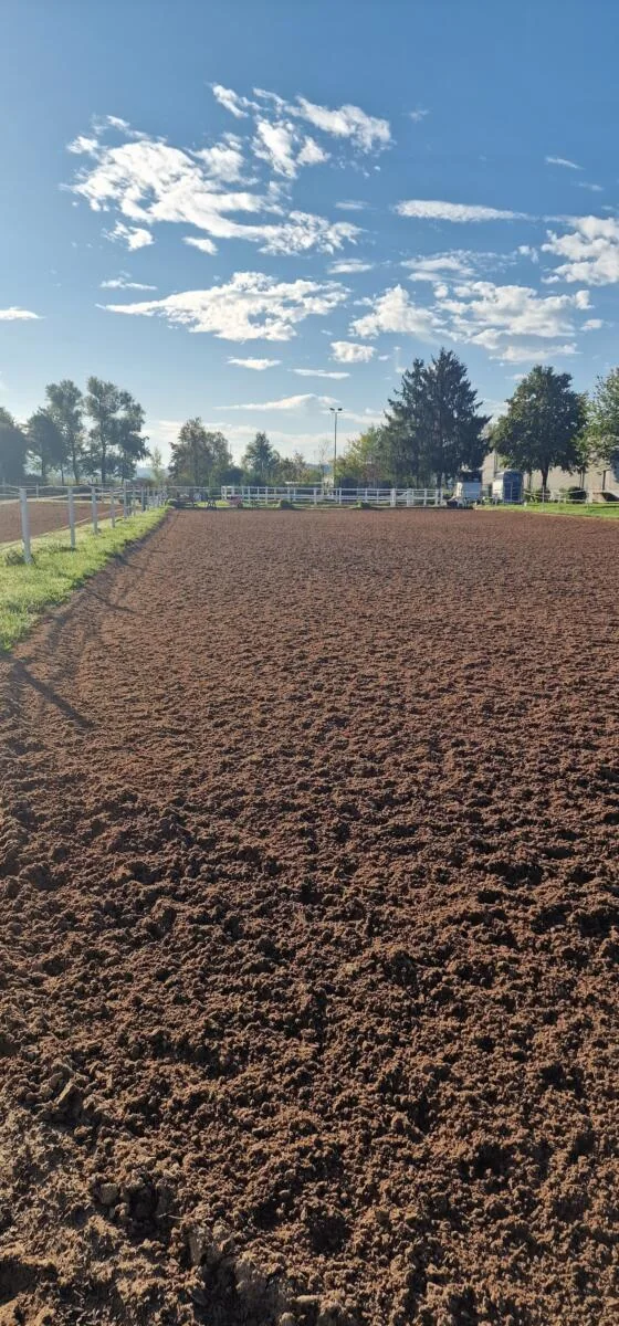 Reitplatz unter freiem Himmel auf der Reitanlage Hein